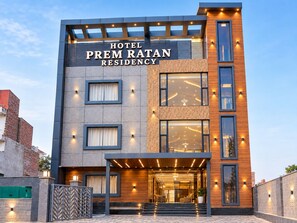 Un hôtel moderne, reconnaissable à son enseigne bien visible où l’on peut lire : « HOTEL PREM RATAN RESIDENCY ».