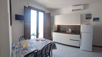 Frigorifero, forno, piano cottura, seggiolone