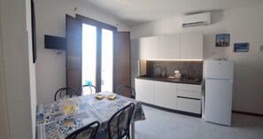 Frigorífico, horno, placa de cocina y trona infantil