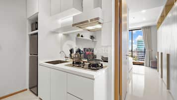 Apartamento, 1 quarto, vista para a cidade | Cozinha privada | Geladeira grande, micro-ondas, cooktop