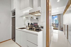 Apartamento, 1 quarto, vista para a cidade | Cozinha privada | Geladeira grande, micro-ondas, cooktop