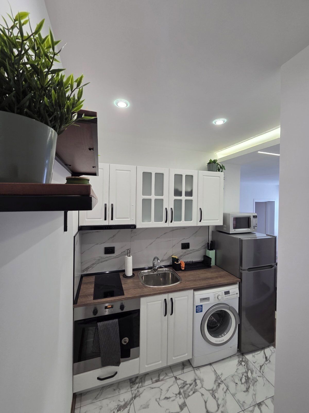 冷蔵庫、電子レンジ、オーブン、コンロ