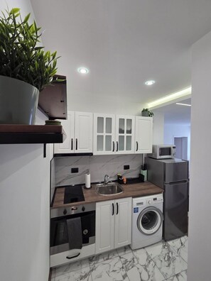 Frigorifero, microonde, forno, piano cottura