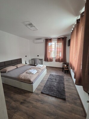 2 Schlafzimmer, Schreibtisch, Bügeleisen/Bügelbrett, kostenloses WLAN