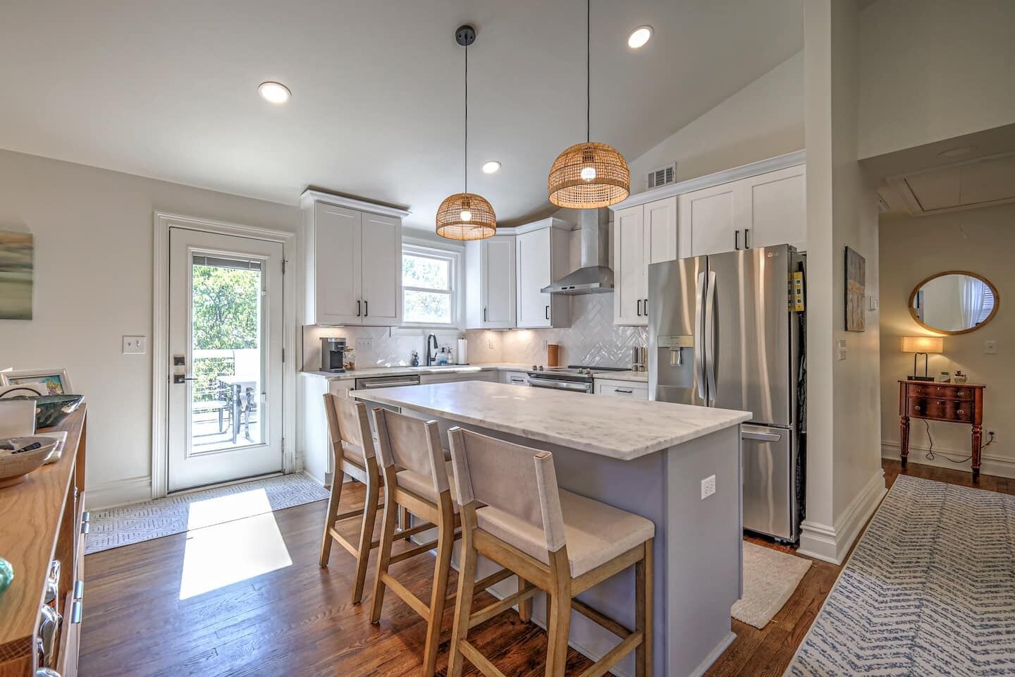 冷蔵庫、電子レンジ、オーブン、コンロ