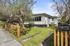 Apartment | Reception - Family Retreat With Fireplace and Garden Views (Melbourne)