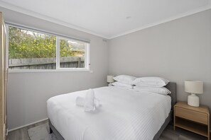 Apartment | 5 bedrooms, bed sheets - Family Retreat With Fireplace and Garden Views (Melbourne)