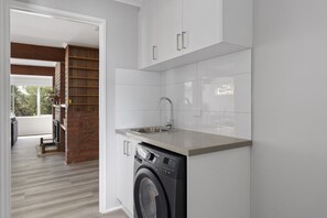 Apartment | Bathroom - Family Retreat With Fireplace and Garden Views (Melbourne)