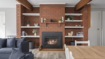 Apartamento | Sala de estar | Lareira