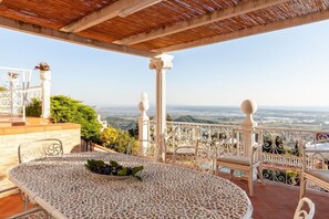 Outdoor dining - Villa Sophia by Nicola Real Estate (Corsanico)