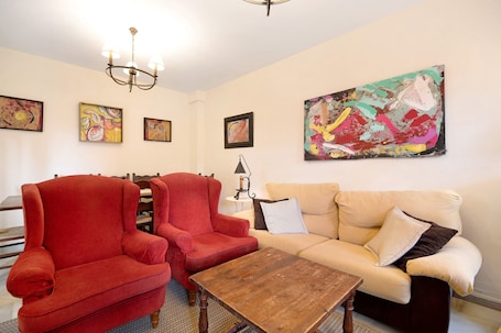 TV. Espiritu Santo Velero: House with Private Pool and Garden by the Beach