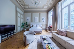 Tabla de planchar con plancha, wifi gratis y ropa de cama