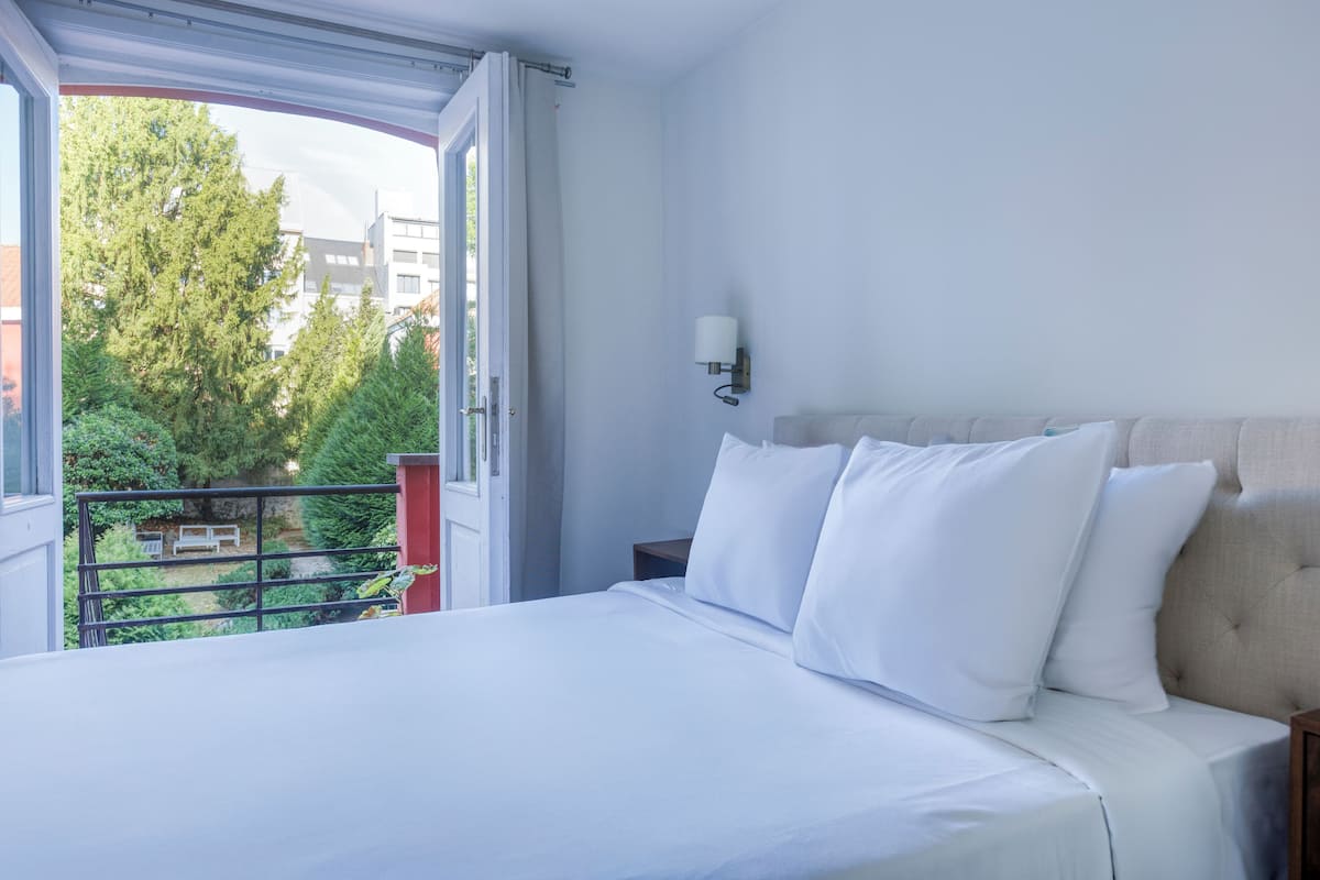 Iron/ironing board, free WiFi, bed sheets