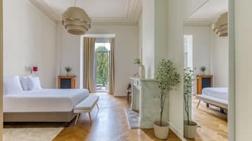 Tabla de planchar con plancha, wifi gratis y ropa de cama