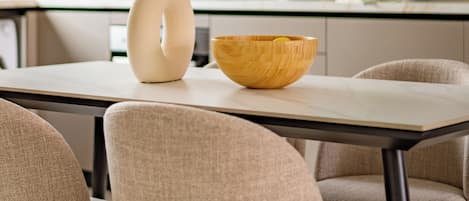 Apartemen, 1 kamar tidur, balkon, pemandangan samudra | Ruang makan