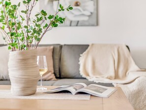 Apartamento, 2 quartos, sacada, vista para o oceano | Sala de estar