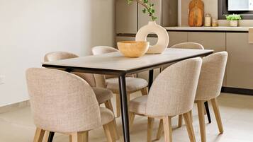 Studio, Multiple Bedrooms | Dining room