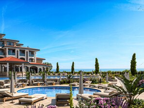 Una piscina al aire libre