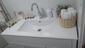 Appartement, uitzicht op tuin | Badkamer