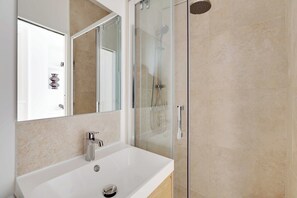 Secador de pelo, toallas, shampoo