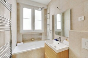 Apartamento | Banheiro | Banheira, secador de cabelo, toalhas de banho, shampoo