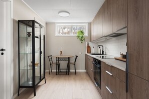 Coffee/tea maker, dishwasher, cookware/dishes/utensils, spices - Bright & Stylish Apartment (Tromsø)