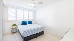 Iron/ironing board, free WiFi, bed sheets - Seaspray Sands  Just 50 meters from the water’s edge and close to Beach (Nelson Bay)