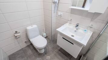 Dusj, hårføner, håndklær og såpe