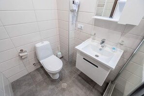 Dusj, hårføner, håndklær og såpe