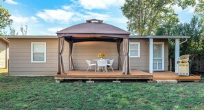 Outdoor dining - That Marilyn House - 2 Blocks to Main! (Fredericksburg)