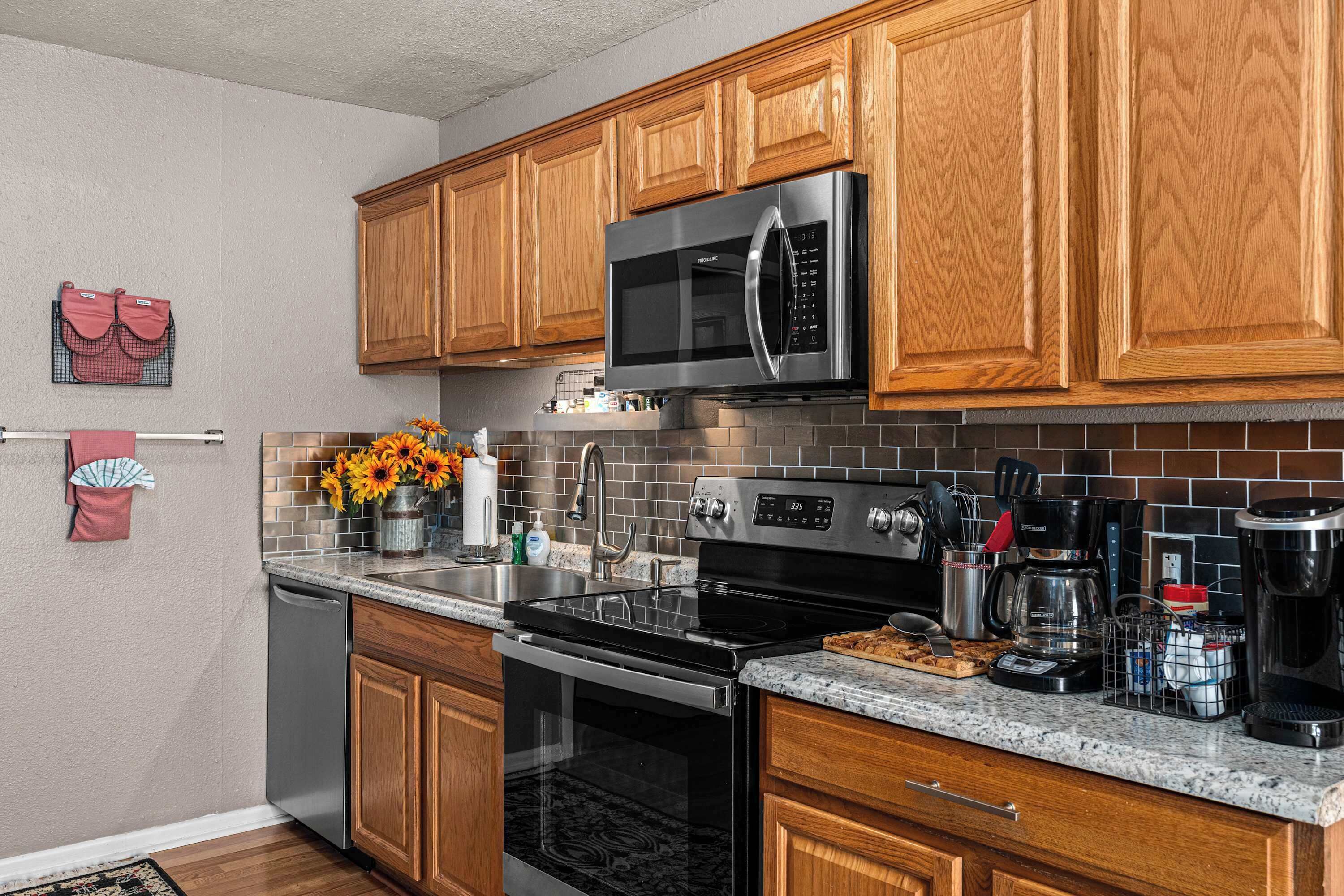 Refrigerador, microondas, horno y parrilla de estufa 