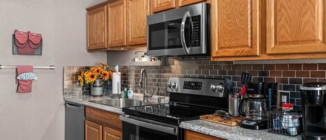 Kühlschrank, Mikrowelle, Ofen, Herdplatte