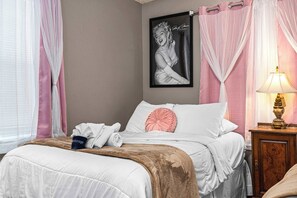 4 bedrooms, iron/ironing board, WiFi, bed sheets - That Marilyn House - 2 Blocks to Main! (Fredericksburg)
