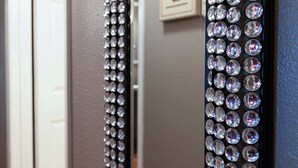 Een gang met een deur versierd met vele heldere, ronde decoraties.