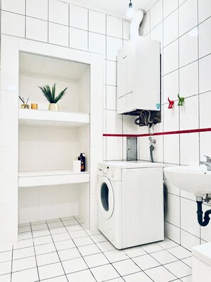 베이직 아파트 | 욕실 | 샤워기/욕조 결합, 무료 세면용품, 헤어드라이어, 타월