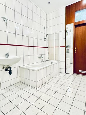 Apartamento básico | Baño | Ducha y bañera combinadas y artículos de higiene personal gratuitos