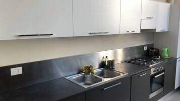 Frigorifero, forno, piano cottura, lavastoviglie