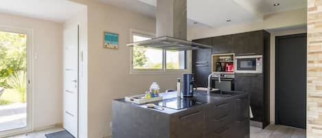 Refrigerador, microondas y lavavajillas