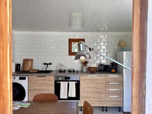 Een koelkast, een magnetron, een oven