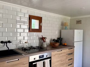 Réfrigérateur, micro-ondes, four