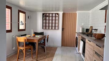 Jääkaappi, mikroaaltouuni, uuni