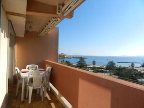 Outdoor dining - 2-room apartment with pool and beach in Bormes-les-Mimosas (Bormes-les-Mimosas)