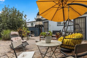 Outdoor dining - Quiet Guest Suite w/ Private Entry + Garden in Central LA (Los Angeles)