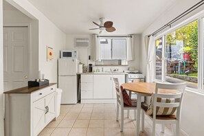 Fridge, microwave, oven, stovetop - Quiet Guest Suite w/ Private Entry + Garden in Central LA (Los Angeles)