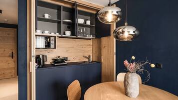 Apartment 3.06 | Restauration dans la chambre