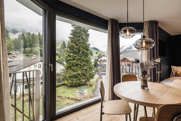 Apartment 3.01 | Essbereich im Zimmer