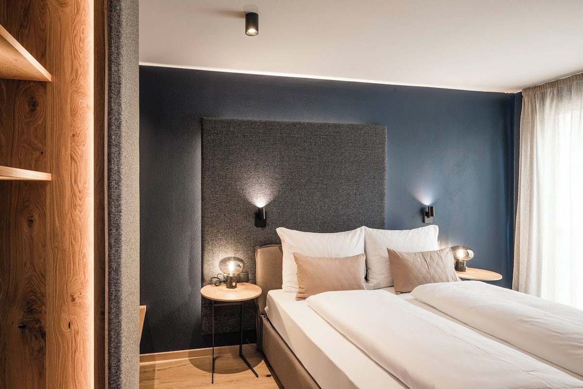 Apartment 3.09 | Cofres nos quartos, cortinas blackout, quartos à prova de som