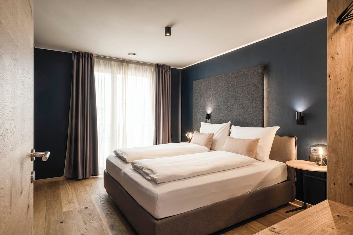 Apartment 3.07 | Cofres nos quartos, cortinas blackout, quartos à prova de som