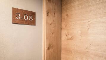 Una porta di legno con un cartello di sughero con il numero '3.08'.