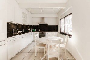 Fridge, microwave, toaster - Barrier-Free Apartment (Florida Apartment Ascona) (Ascona)
